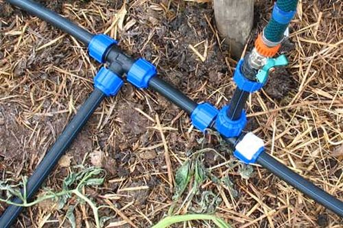 Как самим провести монтаж системы полива из пластиковых труб на огороде?